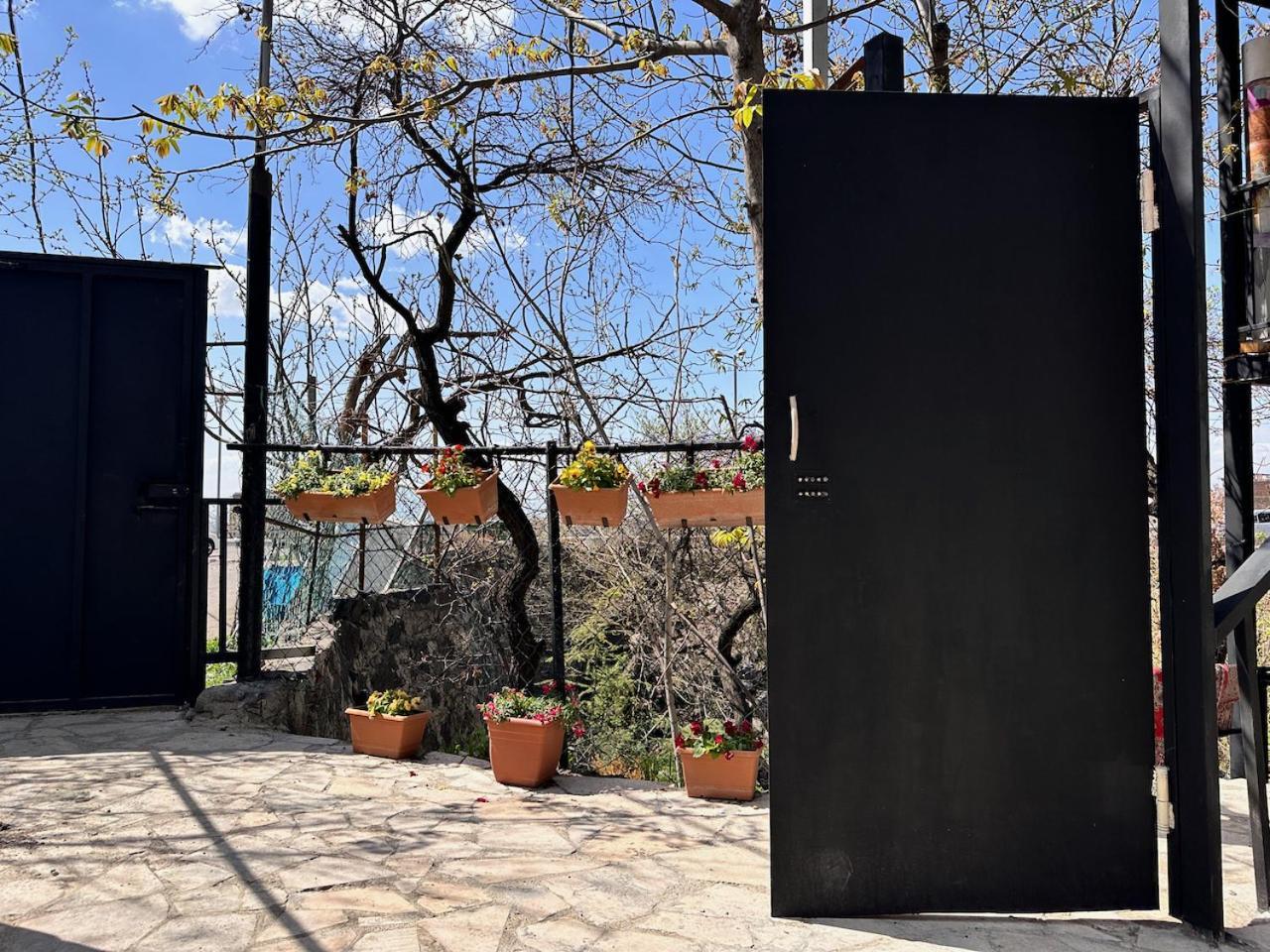 יירבאן Cosy Studio With Beautiful Garden מראה חיצוני תמונה